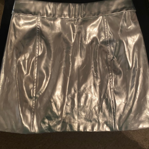 NWT SILVER METALLIC SKIRT - Picture 8 of 8